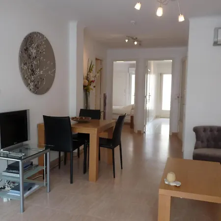 Sleeps 6 Air Con Wifi